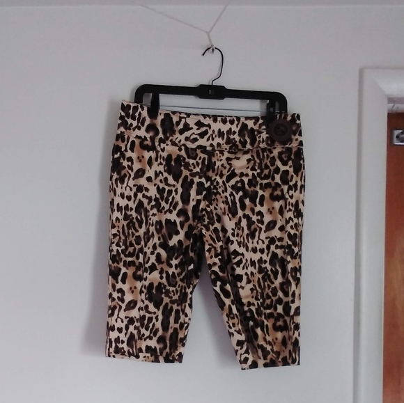 Cache Leopard print Bermuda Shorts 10 - Picture 1 of 8